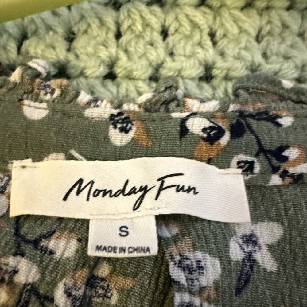 Monday Fun Green Floral Pleated Pullover 3/4 Sleeve V-Neck Blouse Size Small - Picture 6 of 16